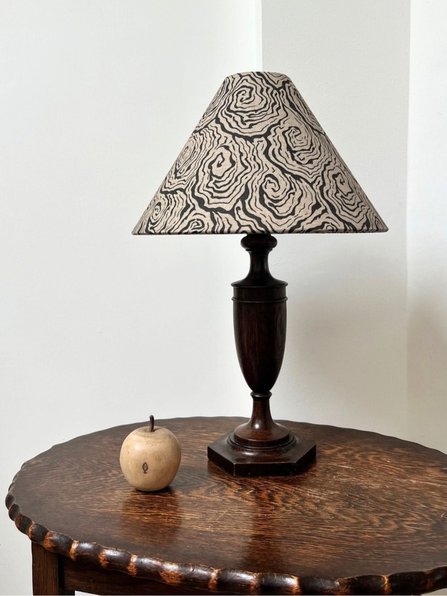 Oysters Medium Lampshade with Wooden Base- Lampshade and Stand Set